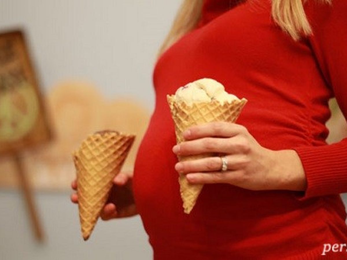 مصرف بستنی برای زنان باردار ممنوع است.